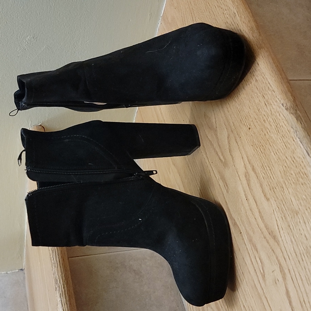 Black heeled booties sz 9
